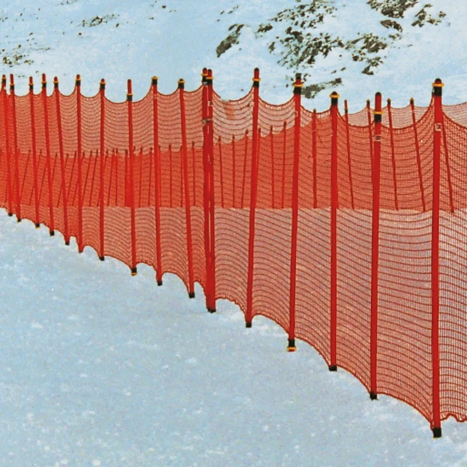 Ski slope barrier net knotless